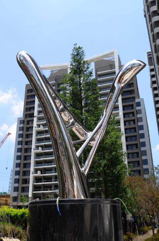 Polished Stainless Steel Sculpture , Modern Style Outdoor Metal Sculpture 0